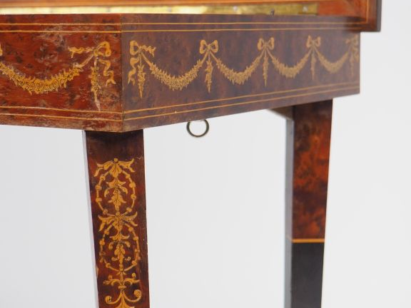 Table à bijoux de style italien en marqueterie, découvrant un intérieu