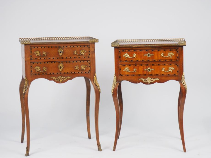 Paire de chevets de style Transition Louis XV-Louis XVI en marqueterie