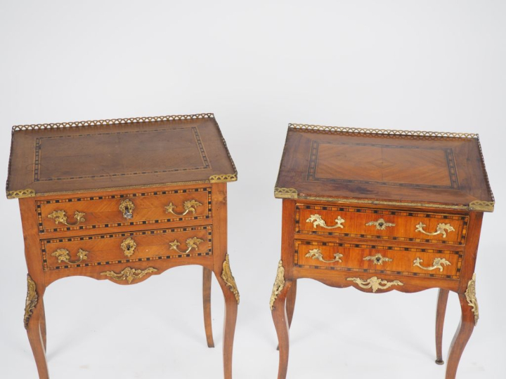 Paire de chevets de style Transition Louis XV-Louis XVI en marqueterie
