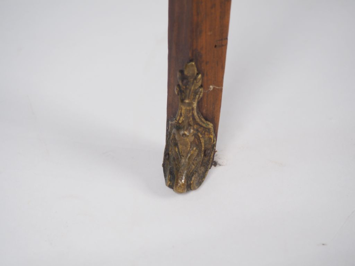 Paire de chevets de style Transition Louis XV-Louis XVI en marqueterie