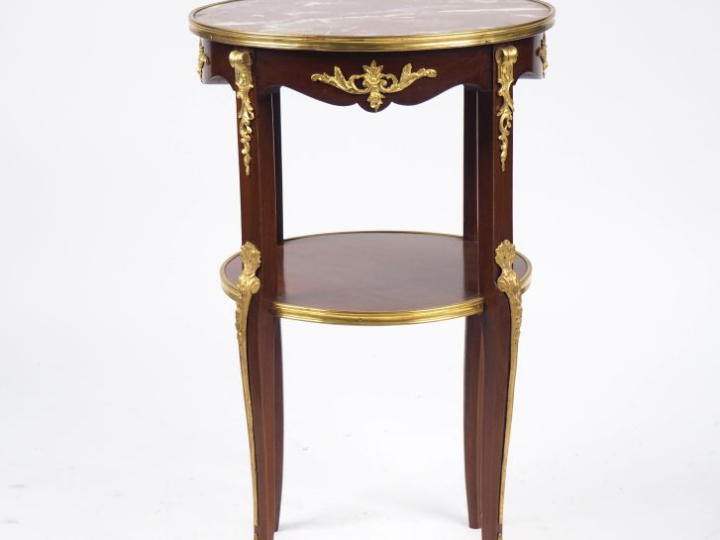 Guéridon de style Louis XVI en acajou et placage d'acajou, riche ornem