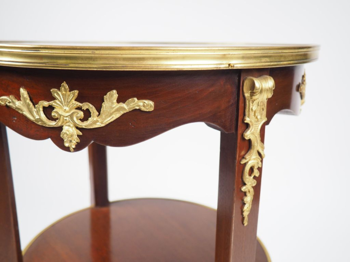 Guéridon de style Louis XVI en acajou et placage d'acajou, riche ornem