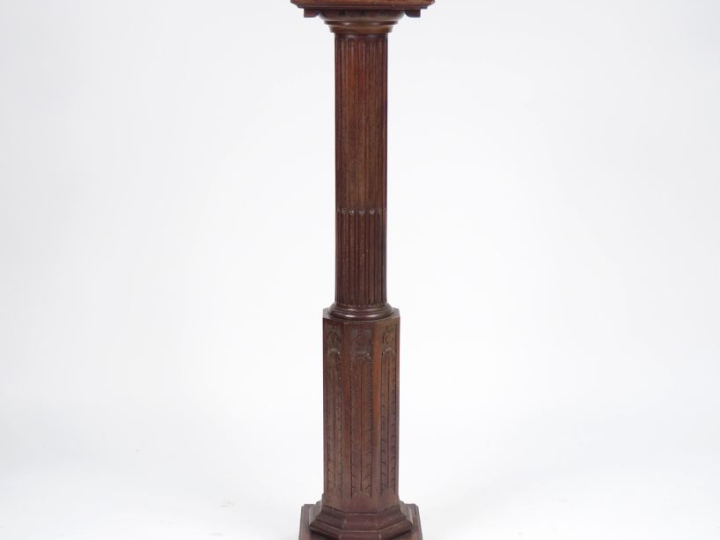 Sellette en forme de colonne ionique en acajou à décor de cannelures r