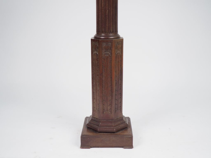 Sellette en forme de colonne ionique en acajou à décor de cannelures r