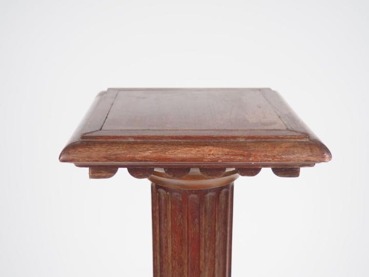 Sellette en forme de colonne ionique en acajou à décor de cannelures r