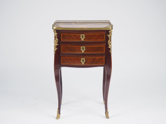 Vente aux enchères Chiffonnier de style Louis XV en marqueterie, à décor de fleurs, ouvra