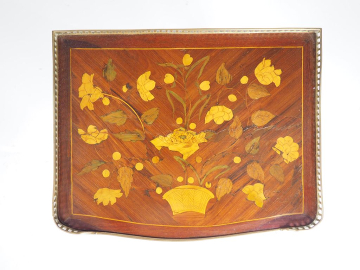 Chiffonnier de style Louis XV en marqueterie, à décor de fleurs, ouvra