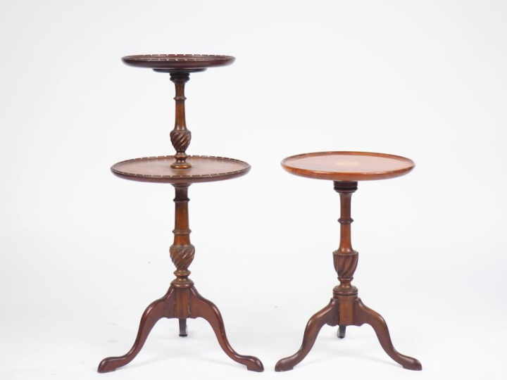 2 différents serviteurs muets XIXème en acajou, piétement tripode.  H.