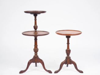 Vente aux enchères 2 différents serviteurs muets XIXème en acajou, piétement tripode.  H.