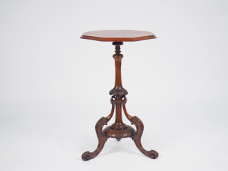 Vente aux enchères Guéridon XIXème tripode anglais en acajou, fut balustre, pied griffe, 