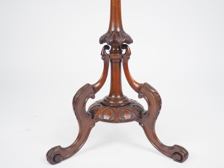 Guéridon XIXème tripode anglais en acajou, fut balustre, pied griffe, 