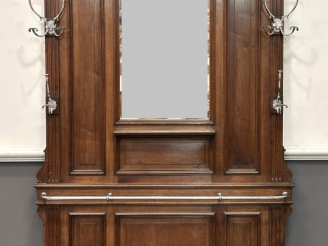 Vente aux enchères Grand vestiaire de style Henri II en noyer et métal chromé. Dim. 203 x