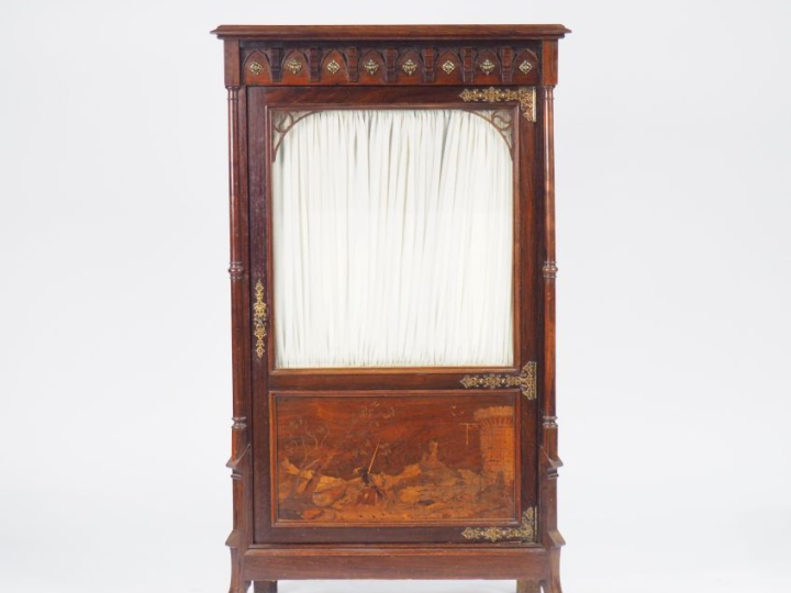 Vitrine basse 1900 en marqueterie, ouvrant à une porte, à décor de che