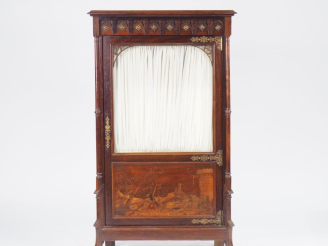 Vente aux enchères Vitrine basse 1900 en marqueterie, ouvrant à une porte, à décor de che