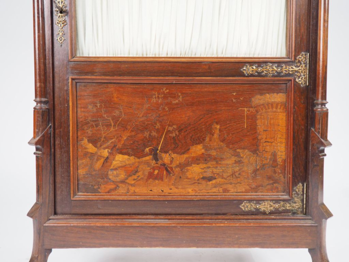 Vitrine basse 1900 en marqueterie, ouvrant à une porte, à décor de che