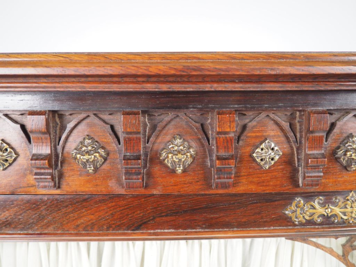 Vitrine basse 1900 en marqueterie, ouvrant à une porte, à décor de che