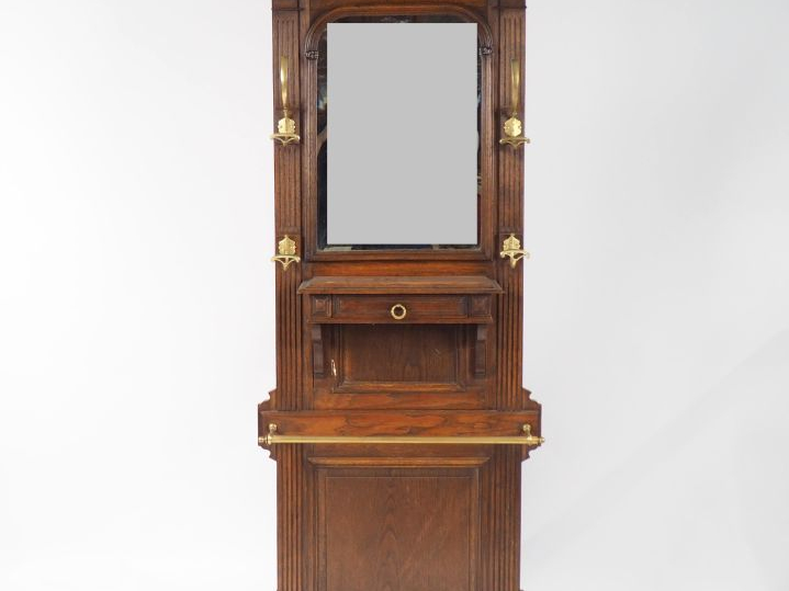 Petit vestiaire de style Henri II en chêne et bronze.  Dim. 190 x 80 c