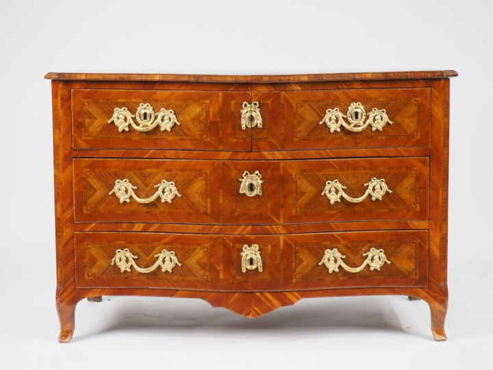 Commode Louis XV en marqueterie, ouvrant à quatre tiroirs sur trois ra