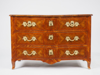 Vente aux enchères Commode Louis XV en marqueterie, ouvrant à quatre tiroirs sur trois ra