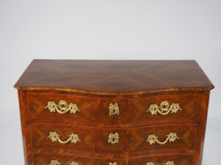 Commode Louis XV en marqueterie, ouvrant à quatre tiroirs sur trois ra
