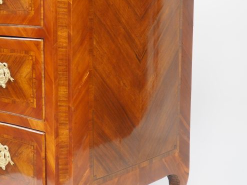Commode Louis XV en marqueterie, ouvrant à quatre tiroirs sur trois ra