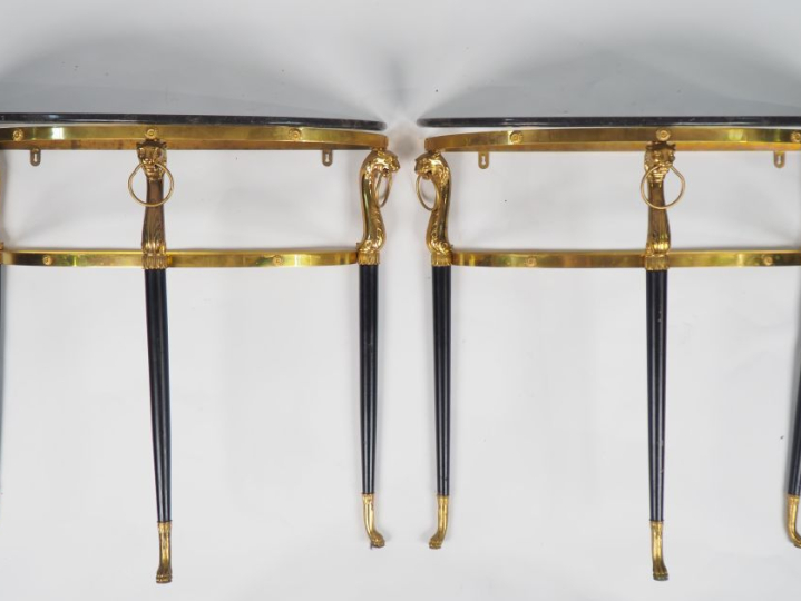 Paire de consoles demi lune de style consulat en bois noirci et métal,