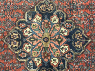 Vente aux enchères Grand tapis d'Orient à fond rouge. Dim. 2,75 x 3,63 cm. (accident)