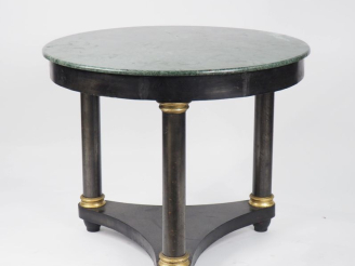 Vente aux enchères Table de salon de style Empire en bois noirci, dessus marbre vert, pié