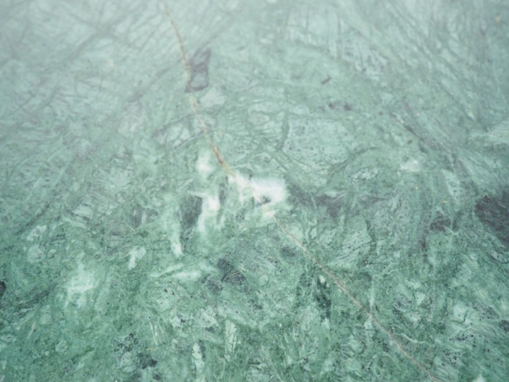 Table de salon de style Empire en bois noirci, dessus marbre vert, pié