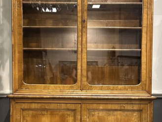 Vente aux enchères Bibliothèque Restauration en placage de bois clair, ouvrant à deux por