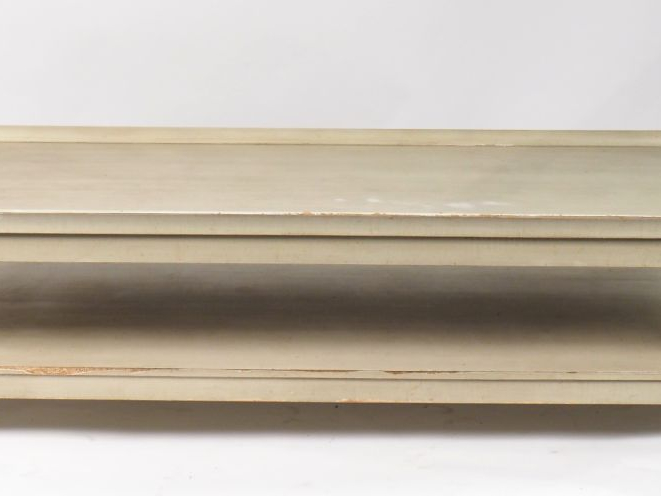 Grande table basse de salon à deux plateaux dont un cuvette en bois la