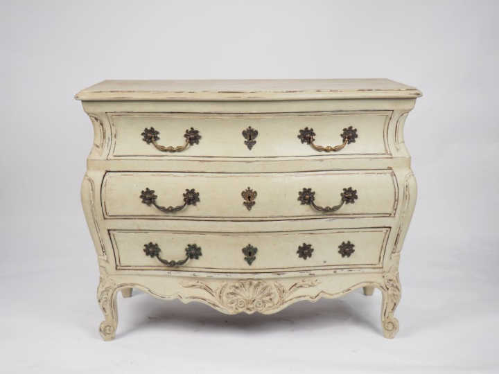 Commode tombeau de style Louis XV en bois laqué clair, pieds galbés.  