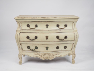 Vente aux enchères Commode tombeau de style Louis XV en bois laqué clair, pieds galbés.  