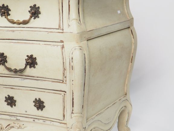 Commode tombeau de style Louis XV en bois laqué clair, pieds galbés.  