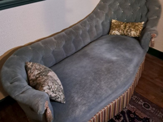 Vente aux enchères Mobilier de salon Napoléon III garniture de velours bleu capitonné com