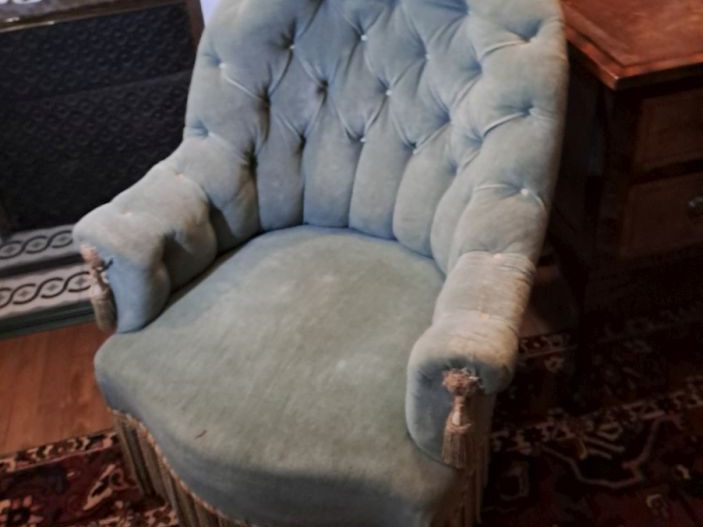 Mobilier de salon Napoléon III garniture de velours bleu capitonné com