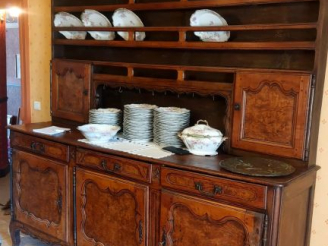 Vente aux enchères Buffet vaisselier Bressan Louis XV en bois naturel et loupe, ouvrant à