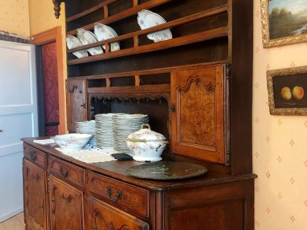 Buffet vaisselier Bressan Louis XV en bois naturel et loupe, ouvrant à