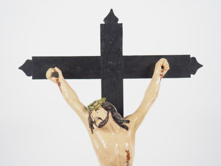 Crucifix en faience polychrome XIXème, socle à décor de fleurs et de f