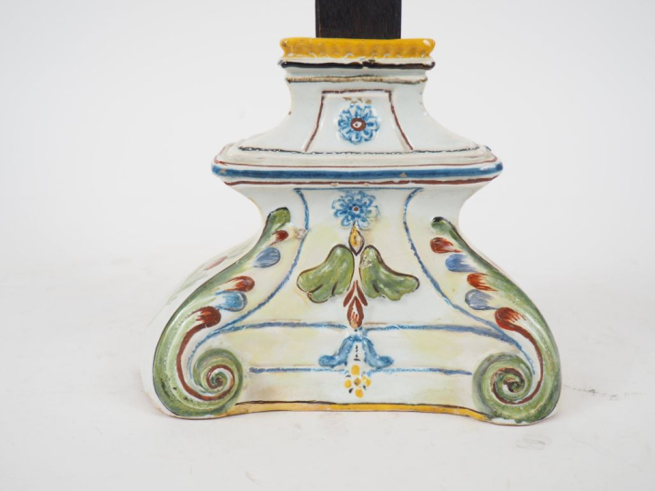 Crucifix en faience polychrome XIXème, socle à décor de fleurs et de f