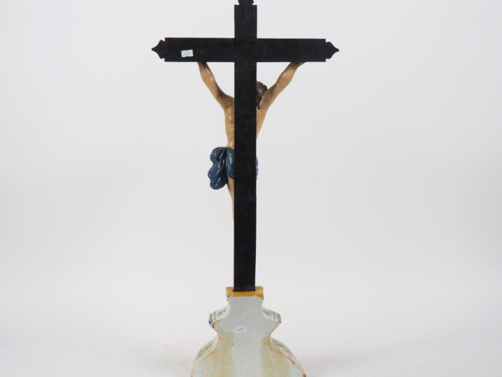 Crucifix en faience polychrome XIXème, socle à décor de fleurs et de f