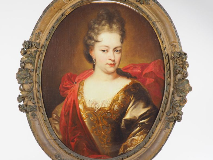 Ecole française XVIIIème dans le goût de Mignard. "Portrait de dame à 