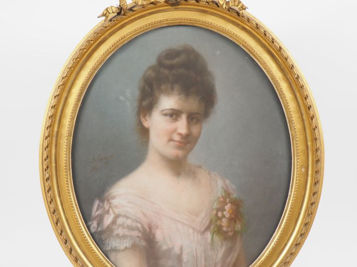Ecole française XIXème. "Portrait de jeune femme à la robe de soie par