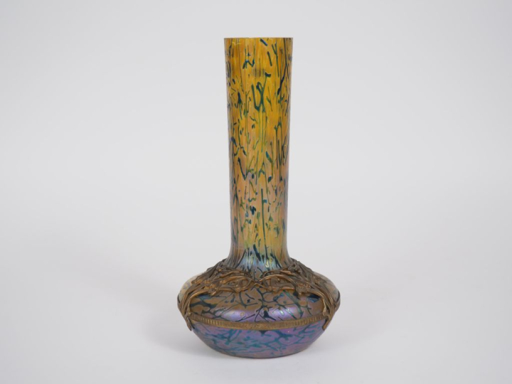 LOETZ. Vase Art Nouveau en verre jaune et bleu, monture en laiton doré
