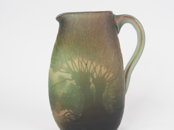 LEGRAS.  Pichet en verre à décor gravé en camée et à l'acide de paysag