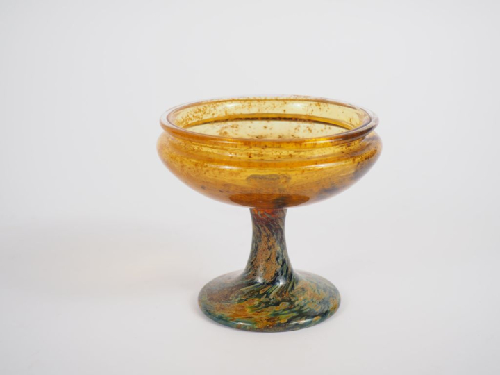 VAL SAINT LAMBERT. Coupe en verre moucheté jaune nuancé brun et vert. 