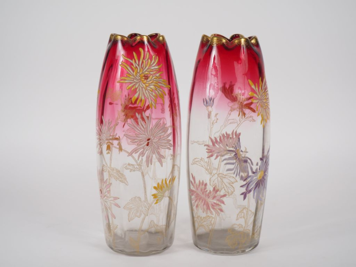 Paire de vases Art Nouveau en verre bicolore, à décor émaillé et doré 