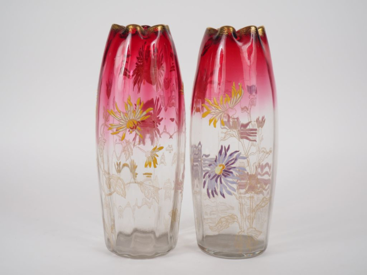 Paire de vases Art Nouveau en verre bicolore, à décor émaillé et doré 