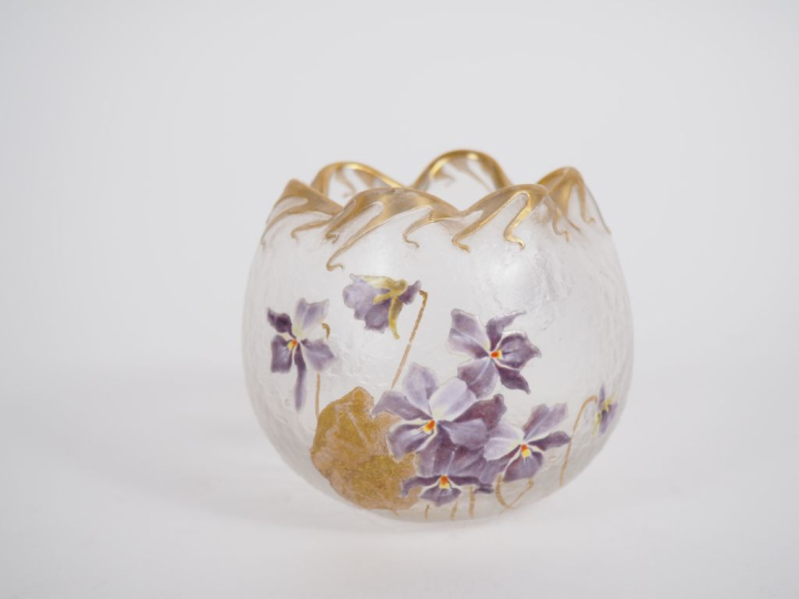 Vase boule en verre givré à décor doré et émaillé de fleurs. Signé. Di