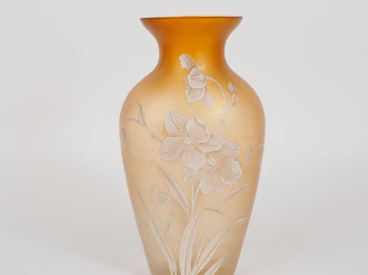 MULLER CROISMARE.  Vase en verre à décor émaillé de fleurs blanches. S